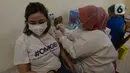 Warga khusus DKI 18 tahun ke atas menerima vaksinasi Covid-19 di Gelanggang Olahraga, Pengadegan, Jakarta, Kamis (10/6/2021). Kementerian kesehatan memberikan ijin kepada Pemrov DKI Jakarta resmi menggelar vaksin covid-19 untuk kelompok masyarakat 18 tahun ke atas. (merdeka.com/Imam Buhori)