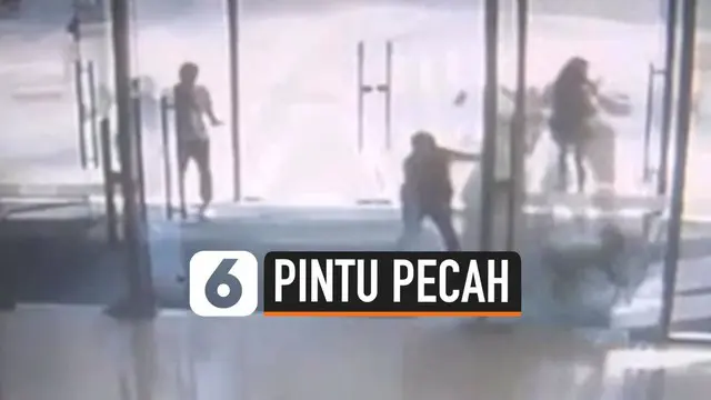 VIDEO: Didorong Bocah, Pintu Kaca Pusat Perbelanjaan Pecah