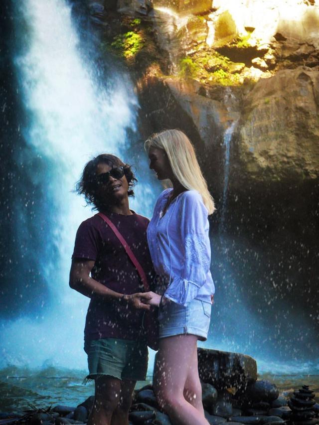 6 Potret Terbaru Pria Magelang dengan Istri Bule Cantik yang Makin Mesra