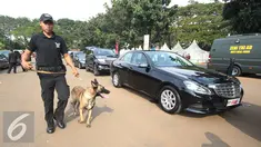 Anjing pelacak diterjunkan saat sterilisasi kendaraan yang akan digunakan dalam World Islamic Economic Forum (WIEF) ke-12 di Jakarta, Senin (1/8). WIEF ke-12 akan berlangsung di Jakarta pada 2-4 Agustus 2016. (Liputan6.com/Immanuel Antonius)