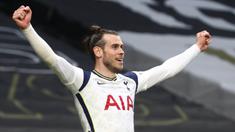 Penyerang Tottenham Hotspur, Gareth Bale, melakukan selebrasi usai mencetak gol ke gawang Southampton pada laga Liga Inggris di London, Rabu (21/4/2021). Tottenham menang dengan skor 2-1. (Clive Rose/Pool via AP)
