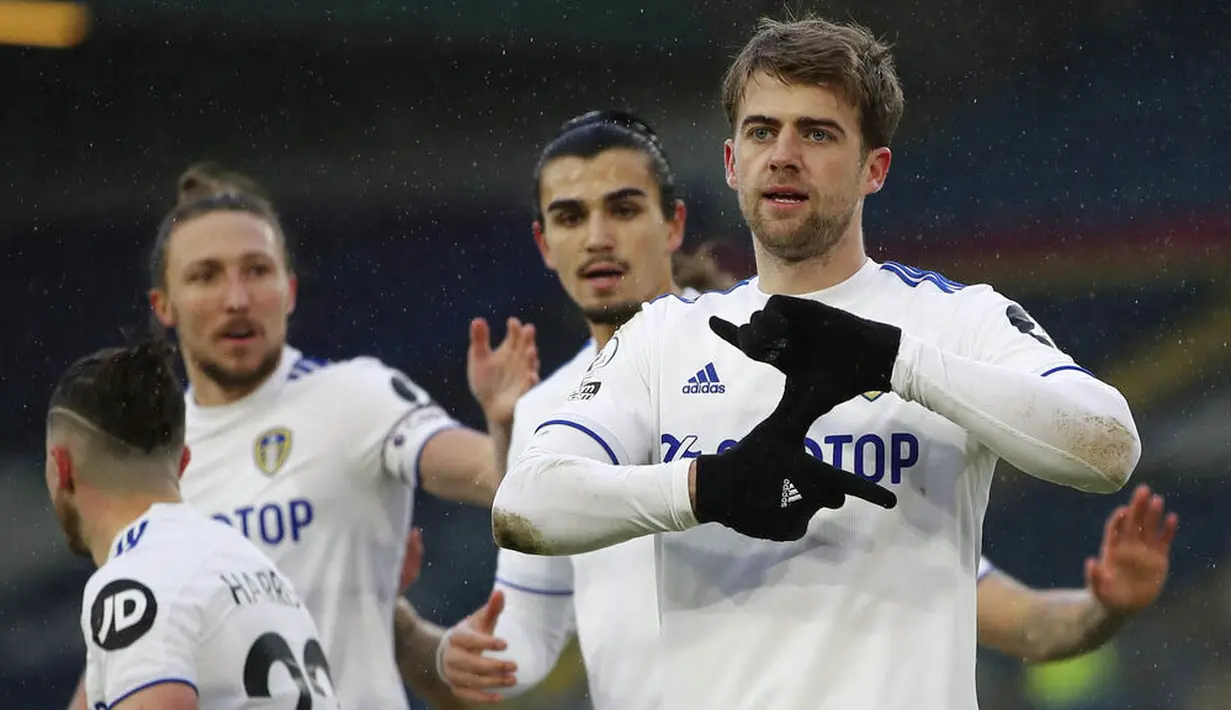 Striker Leeds United, Patrick Bamford, melakukan selebrasi usai mencetak gol ke gawang Burnley pada laga Liga Inggris di Stadion Elland Road, Minggu (27/12/2020). Leeds United menang dengan skor 1-0. (Molly Darlington/Pool via AP)