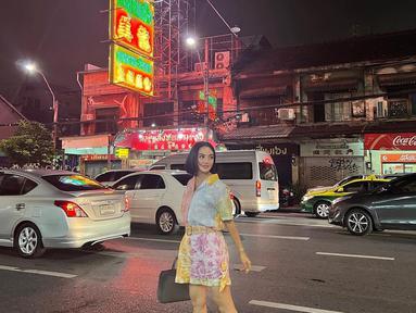 Ririn Ekawati saat menikmati suasana malam di sebuah kota di Thailand. Tampil bergaya kasual, penampilan kekinian ibu dua anak ini dipuji makin menawan bak ABG di usianya yang nyaris kepala 4.Netizen memuji penampilan wanita fresh dan awet muda. (Instagram/ririnekawati)