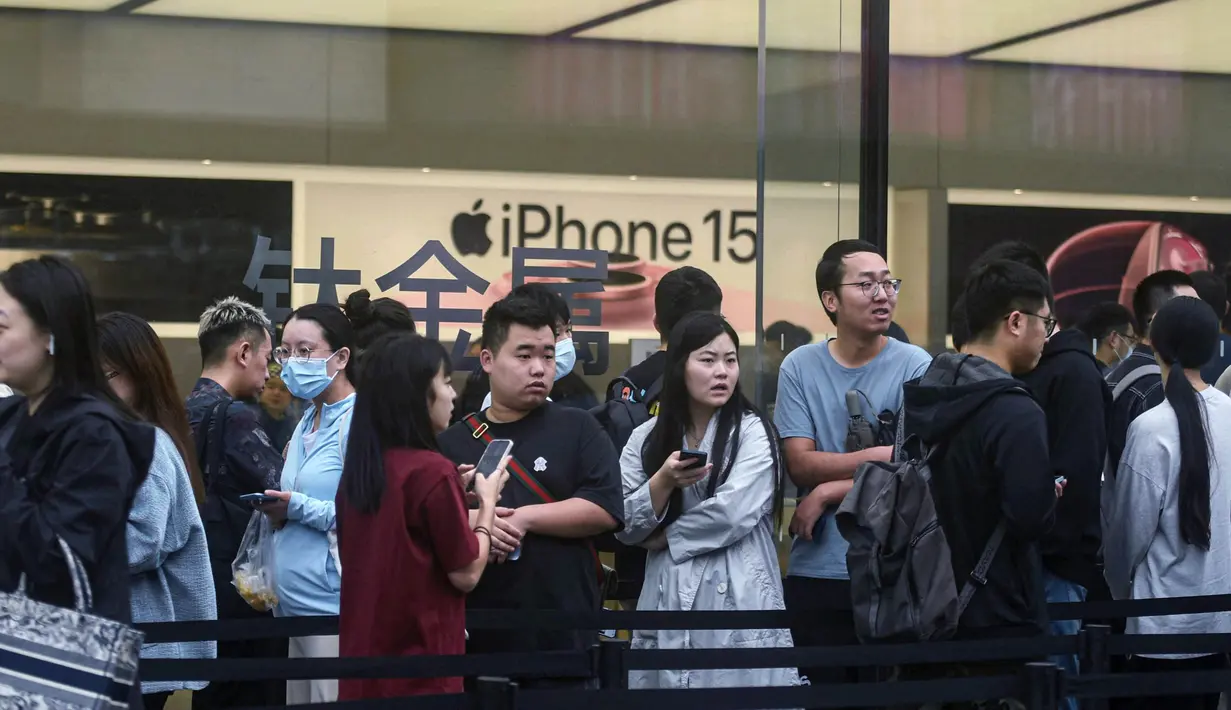 Orang-orang mengantre untuk membeli ponsel iPhone 15 yang baru diluncurkan di sebuah toko Apple di Hangzhou, di provinsi Zhejiang, China pada 22 September 2023. (AFP/China OUT)