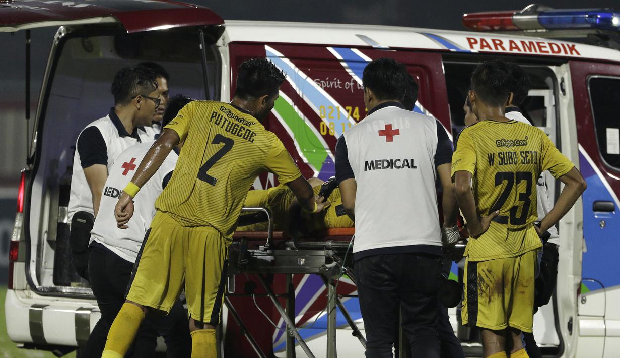 Tim medis menolong bek Bhayangkara FC, Jajang Mulyana, saat melawan PSIS Semarang pada laga Piala Indonesia di Stadion PTIK, Jakarta, Selasa (19/2). Akibat kejadian itu Jajang langsung dilarikan ke rumah sakit. (Bola.com/Yoppy Renato)