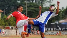 Bek Persija, Ismed Sofyan (kiri) berebut bola dengan pemain PSAL saat laga uji coba di Lapangan Mako Brimob Kelapa Dua, Depok, Rabu (26/8/2015). Ismed Sofyan kembali bergabung memperkuat Persija di Piala Presiden 2015. (Liputan6.com/Helmi Fithriansyah)