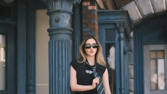 Gaya monokrom Ranty Maria yang jadi inspirasi. (credit:instagram.com/rantymaria)