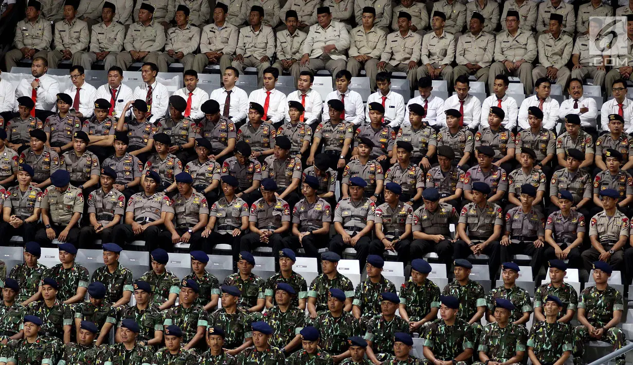 Anggota kepolisian dari berbagai kesatuan mengikuti upacara peringatan HUT ke-72 Bhayangkara di Istora Senayan, Jakarta, Rabu (11/7). Upacara peringatan Hari Bhayangkara 2018 ini dihadiri petinggi negara dan pemerintahan. (Liputan6.com/Johan Tallo)