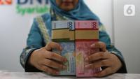 Rupiah Lesu terhadap Dolar AS Jelang Akhir Pekan, Sentuh Level Segini