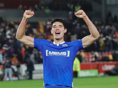 Ekspresi Elkan Baggot usai Gillingham FC keluar sebagai pemenang dalam drama adu penalti usai mengalahkan Brentford dalam pertandingan putaran ketiga Carabao Cup 2022. (Twitter/@TheGillsFC)