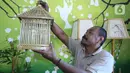 Perajin lampion hias, Nana Suryana (52), menyelesaikan pesanan konsumen di kawasan Benda, Kota Tangerang. Selasa (9/3/2021). Hasil karya tersebut semuanya menggunakan limbah yang didapat dari daerah sekitar lingkungan kampungnya. (Liputan6.com/Angga Yuniar)