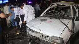 Petugas keamanan memeriksa lokasi setelah ledakan bom, di Karachi pada 12 Mei 2022. Satu orang tewas dan 12 terluka dalam ledakan bom akhir 12 Mei 2022 di Karachi, kata polisi, hanya dua minggu setelah serangan bunuh diri oleh sebuah kelompok separatis Pakistan membunuh empat orang di kota yang sama. (AFP/Asif Hassan)