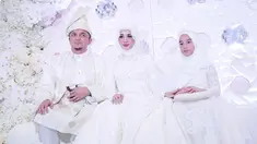 Engku Emran, Laudya Cynthia Bella dan  Engku Aleesya duduk bersama saat prosesi pernikahan. Beberapa selebritas, seperti Zaskia dan Shireen Sungkar serta Irwansyah turut hadir dalam prosesi sakral tersebut. (instagram/noradanish)