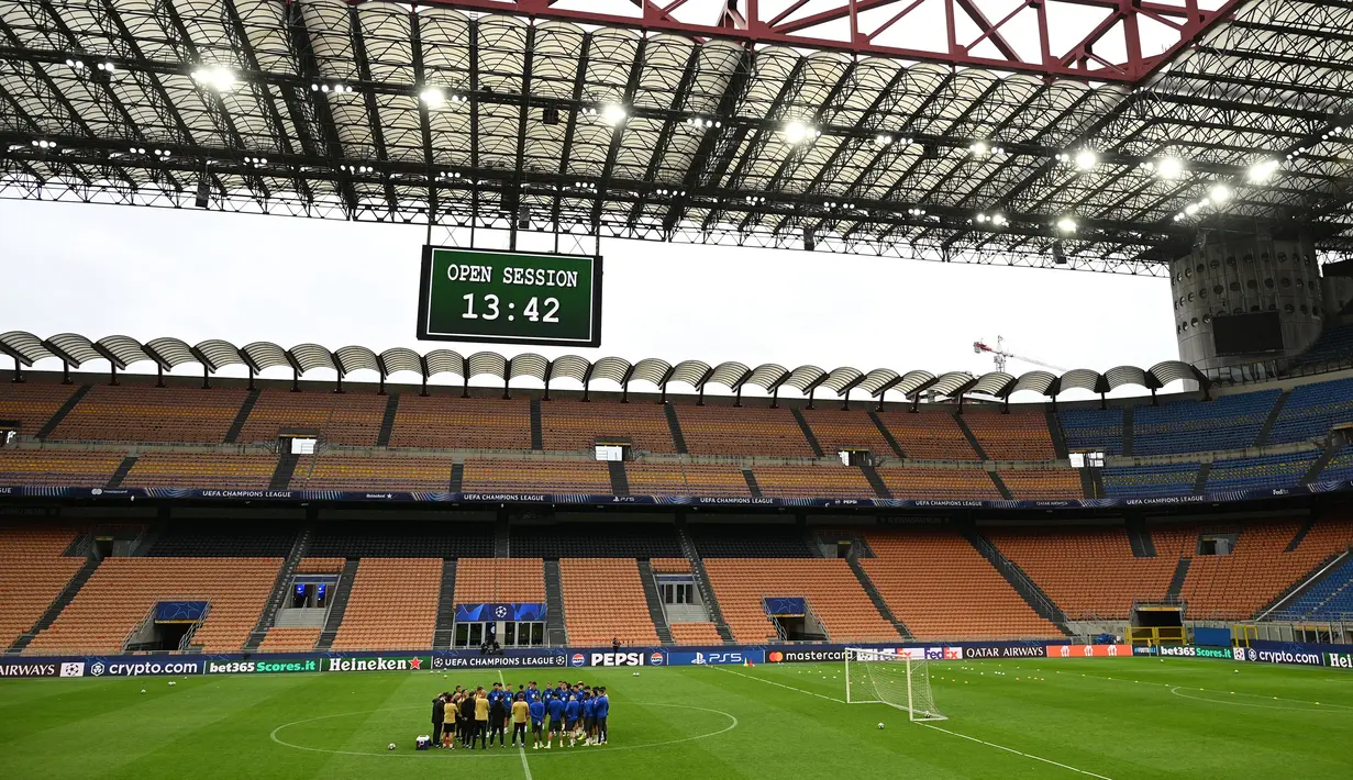 Pemain Barcelona melakoni latihan menjelang laga leg 2 semifinal Liga Champions 2024/2025 melawan Inter Milan di Giuseppe Meazza, Milan, Italia. (AFP/Piero Cruciatti)