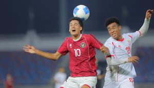Duel pemain Timnas Indonesia U-22, Rafael Struick dengan pemain Myanmar U-22 pada pertandingan SEA Games 2025 di 700th Anniversary Stadium, Chiang Mai, Jumat (12/12/2025). (Bola.com/Bagaskara Lazuardi)