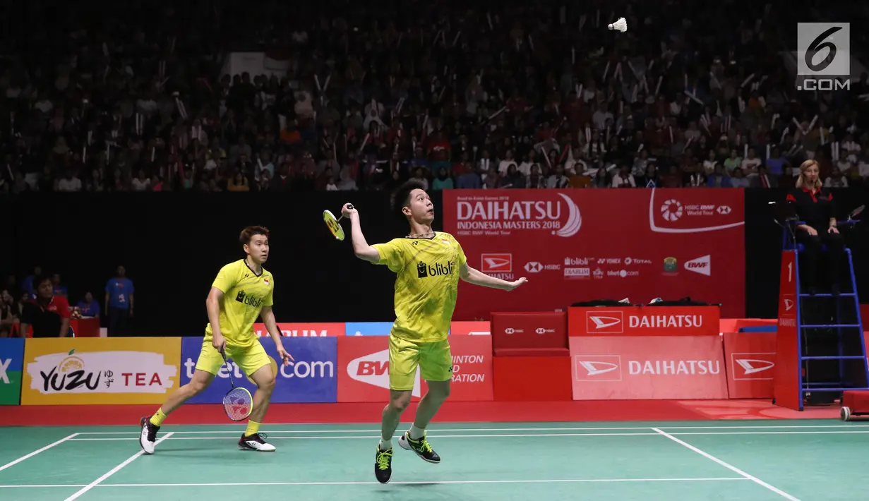 Pasangan ganda putra, Kevin Sanjaya Sukamuljo/Marcus Fernaldi mengembalikan kok ke pasangan China, Li Junhui/Liu Yuchen pada babak final Indonesia Masters 2018 di Jakarta, Minggu (28/1). Kevin/Marcus menang 11-21, 21-10, 21-16. (Liputan6.com/Angga Yuniar)