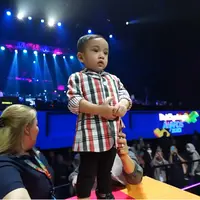 Anak kedua Raffi Ahmad dan Nagita Slavina memiliki banyak penggemar. Pemilik nama Rayyanza Malik Ahmad atau biasa disapa Cipung itu pun membuat heboh para penggemarnya. Berikut potret Cipung saat jelang raih penghargaan Si Paling Viral Terdahsyat. [Youtube/Rans Entertainment]