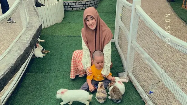 6 Potret Kebersamaan Larissa Chou dan Anaknya yang Bikin Gemas