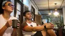 Pada sore hari, Anjasmara dan Dian Nitami selalu mengusahakan waktu untuk bersantai dengan menikmati minuman bersama. (Instagram/anjasmara)