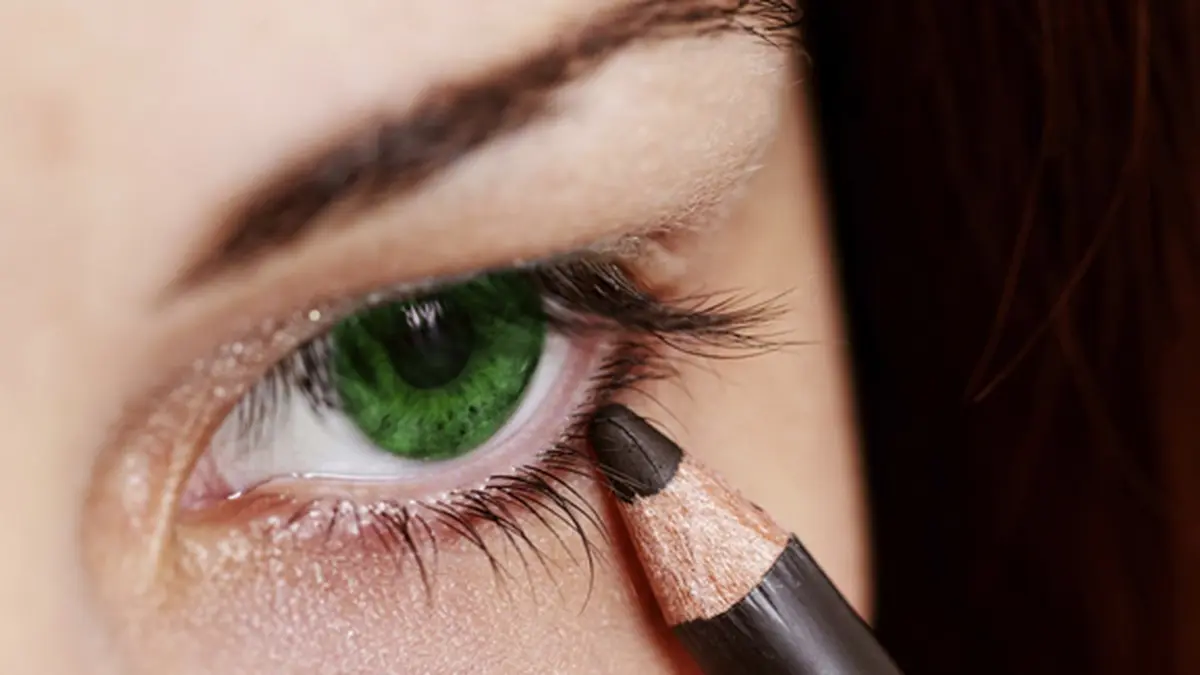 Cara Mudah Membuat Eyeliner Pensil Tampak Seperti Eyeliner Gel - Beauty Fimela.com