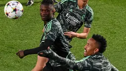 Gelandang Real Madrid Eduardo Camavinga (tengah) mengambil bagian dalam sesi latihan jelang menjamu Celtic pada matchday terakhir Grup F Liga Champions di Valdebebas, pinggiran Madrid, Selasa (1/11/2022). Madrid saat ini memimpin Grup F dengan 10 poin, diikuti RB Leipzig (9), Shakhtar Donetsk (6), dan Celtic (2). (PIERRE-PHILIPPE MARCOU / AFP)