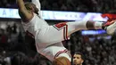Pemain Chicago Bull, Dwyane Wade melakukan dunks saat timnya mengalahkan Indiana Pacers 90-85 pada lanjutan NBA basketball game di United Center, (26/12/2016).  (AP/Paul Beaty)