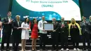 Super Bank siap menghadirkan layanan finansial yang aman serta relevan bagi jutaan masyarakat Indonesia. Tampak dalam foto, Presiden Direktur Superbank, Tigor M. Siahaan (kelima kiri) menerima sertfikat dari Direktur Pengawasan Transaksi dan Kepatuhan Bursa Efek Indonesia (BEI), Kristian Manullang (keempat kanan) saat pencatatan perdana saham PT Super Bank Indonesia Tbk (SUPA) di Bursa Efek Indonesia (BEI), Rabu (17/12/2025). (Kapanlagi.com/Budy Santoso)