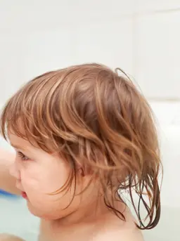 Sensory play tidak hanya melibatkan tangan, tetapi juga dapat mengajak anak bergerak aktif. [Dok/freepik.com/bearfotos]