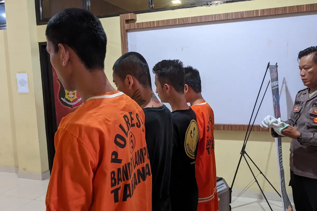 Empat tersangka pemalsu dokumen SIM diamankan Satreskrim Polresta Bandarlampung. Foto : (Liputan6com/Ardi)