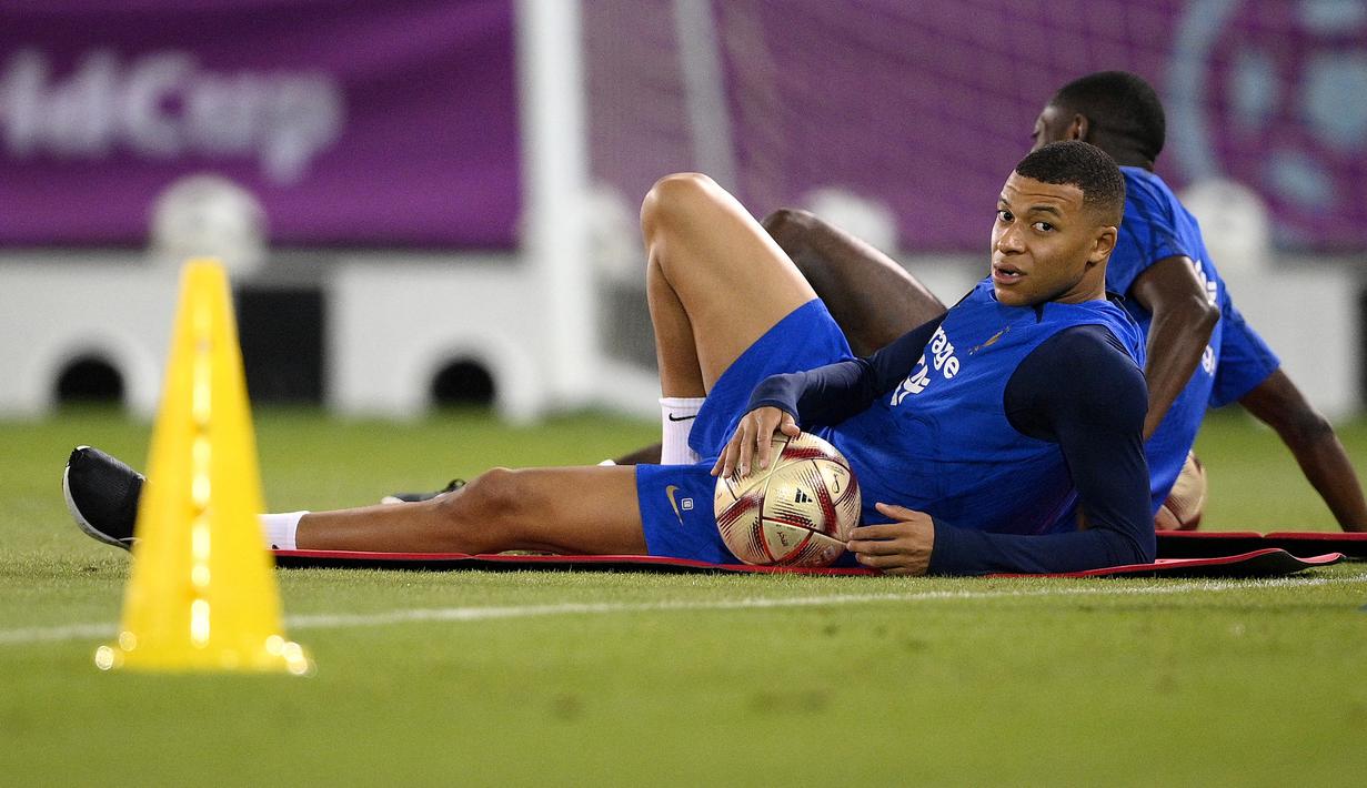 Kebahagiaan Kylian Mbappe tentu akan semakin lengkap jika Prancis menjadi juara Piala Dunia 2022 sekaligus dirinya dinobatkan sebagai top skor. Saat Prancis juara pada edisi 2018, gelar top skor menjadi milik Harry Kane dengan 6 gol, sementara ia hanya di posisi runner-up bersama 4 pemain lainnya dengan koleksi 4 gol. (AFP/Franck Fife)