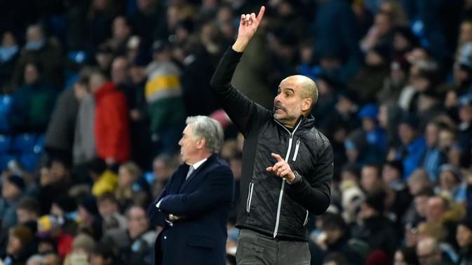Pelatih Manchester City Pep Guardiola (kanan) dan manajer Everton Carlo Ancelotti saat pertandingan lanjutan Liga Inggris di Etihad Stadium, Manchester, Inggris, Rabu (1/1/2020). Dua gol Gabriel Jesus membawa Manchester City menang 2-1. (AP Photo/Rui Vieira)