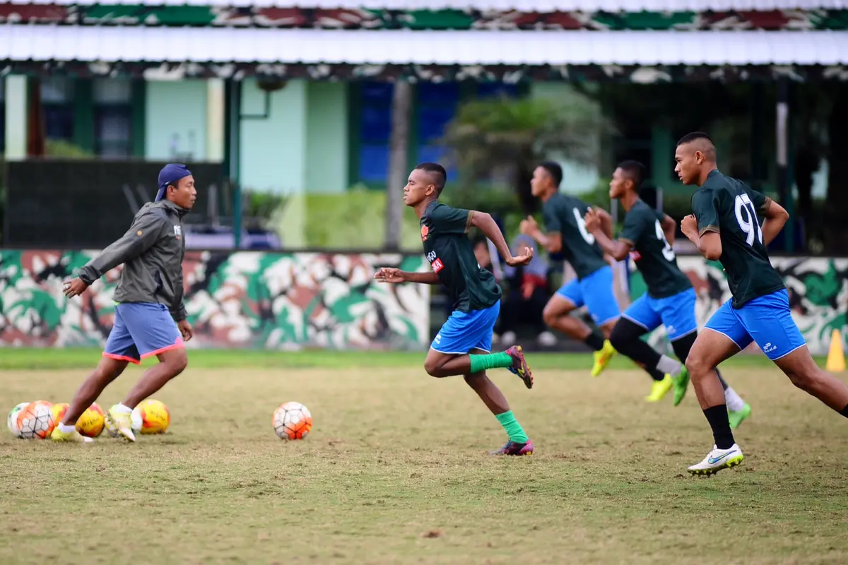 Pemain PS TNI berlatih pada partisipasi di Piala Presiden 2017. 