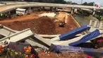 Girder proyek pembangunan Jalan Tol Depok-Antasar menimpa truk proyek, di Jalan TB Simatupang, Jakarta, Selasa (2/1). Girder ambruk diduga akibat tersenggol alat berat yang berada di lokasi pembangunan. (Liputan6.com/Immanuel Antonius)