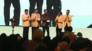 Presiden Joko Widodo (tengah) bersama Ketua Umum Partai Golkar Airlangga Hartarto (kedua kiri) memukul Tifa saat membuka Musyawarah Nasional Luar Biasa (Munaslub) Partai Golkar di Jakarta, Senin (18/12). (Liputan6.com/Angga Yuniar)