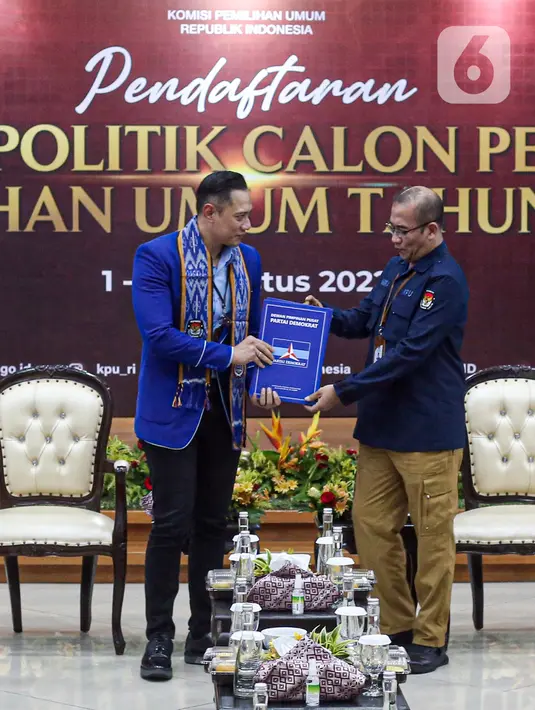 Ketua Komisi Pemilihan Umum (KPU) Hasyim Asy'ari (kanan) menerima berkas pendaftaran yang diajukan Ketua Umum Partai Demokrat Agus Harimurti Yudhoyono (AHY) saat pendaftaran Partai Politik Calon Peserta Pemilu Tahun 2024 hari kelima di Kantor KPU, Jakarta, Jumat (5/8/2022). Demokrat menjadi partai politik ke-12 yang mendaftarkan diri untuk calon peserta Pemilu tahun 2024. (Liputan6.com/Faizal Fanani)