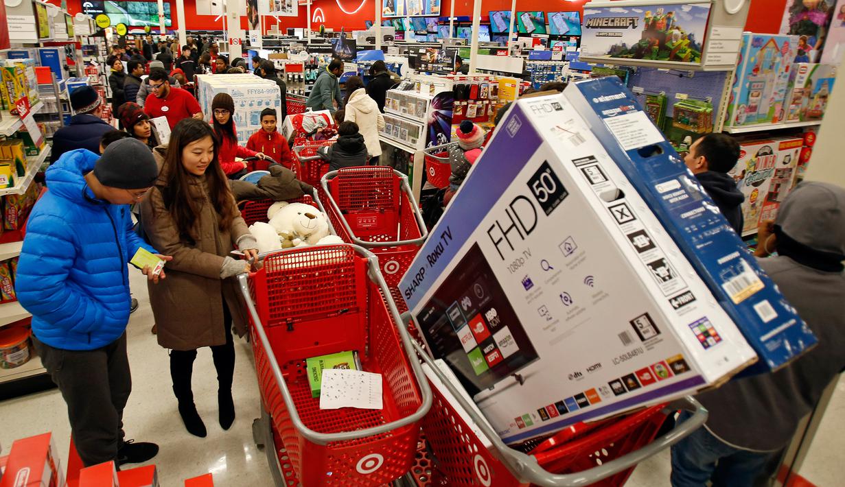 Pembeli mengantre untuk membayar belanjaan mereka selama perayaan Black Friday di sebuah toko elektronik di New Jersey, Kamis (23/11). Black Friday menjadi penanda dimulainya musim belanja bagi warga AS menjelang Natal. (Adam Hunger/AP Images for Target)