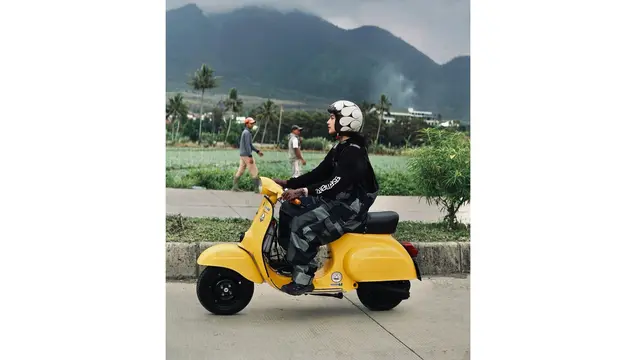 Potret Sintya Marisca Kendarai Vespa