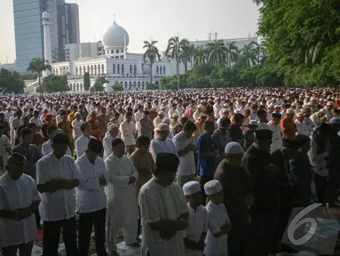 Ribuan jamaah melaksanakan salat Idul Adha di Masjid Raya Al Azhar, Jakarta, Sabtu (4/10/14). (Liputan6.com/Faizal Fanani)