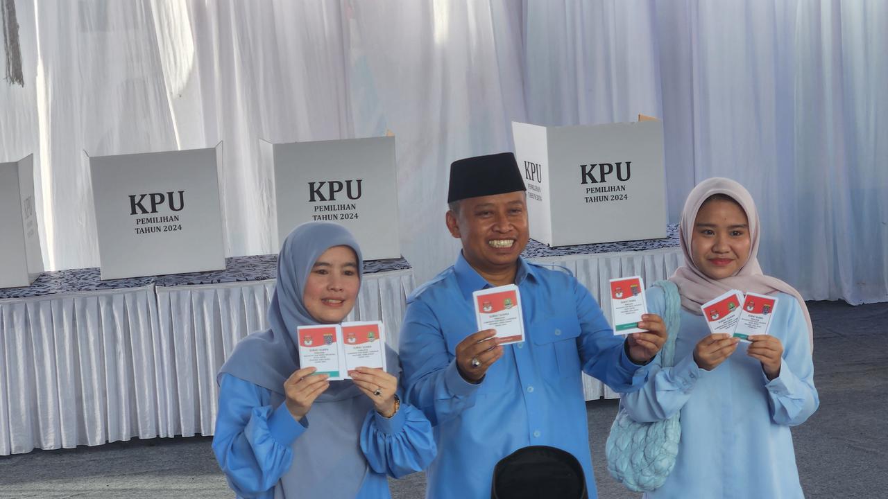 Calon Wali Kota Depok, Supian Suri bersama keluarga menggunakan hak suaranya mendatangi TPS 08, Jatimulya, Cilodong, Depok.