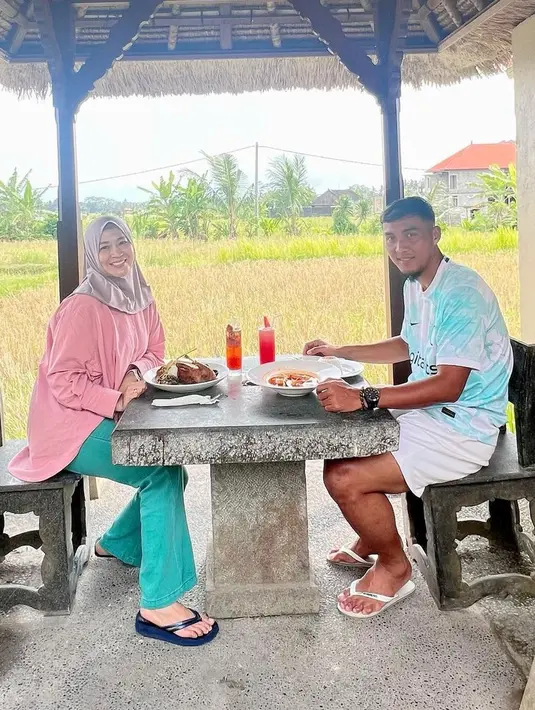<p>Menikmati momen berdua guna menjaga keharmonisan keluarga. Sejak menikah pada tahun 2012 silam, keduanya tetap kompak dan selalu harmonis. Keduanya juga jauh dari gosip miring. [Instagram/okieagustina_]</p>