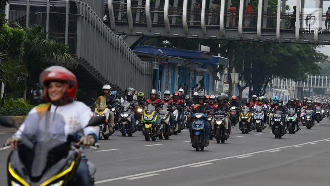 Konvoi komunitas motor dalam kegiatan Millennial Road Safety Festival di Jakarta, Sabtu (16/3). Kegiatan ini bentuk gerakan moral atas kepedulian dan tanggung jawab bersama mencegah banyaknya korban akibat kecelakaan lalu lintas. (merdeka.com/Imam Buhori)