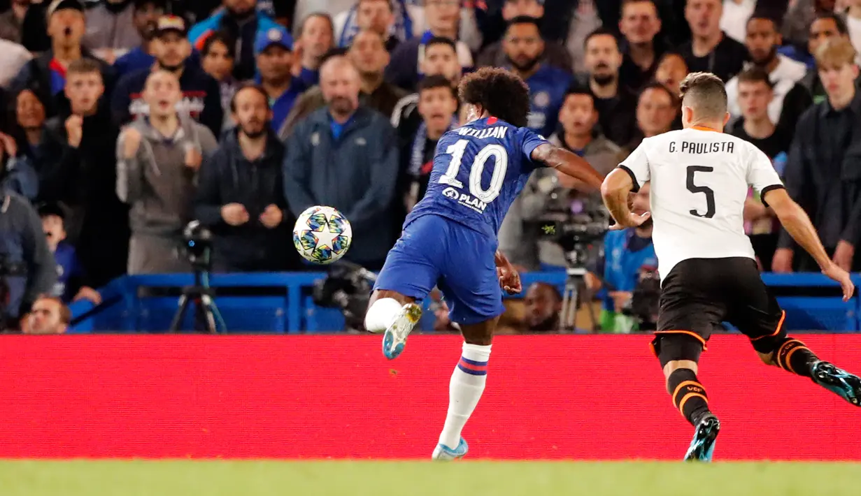 Pemain Valencia, Gabriel Paulista berusaha memblokir tendangan striker Chelsea, Willian pada laga perdana Grup H Liga Champions melawan Valencia  di Stamford Bridge, Rabu (18/9/2019). Chelsea takluk 0-1 di tangan Valencia. (AP Photo/Frank Augstein)