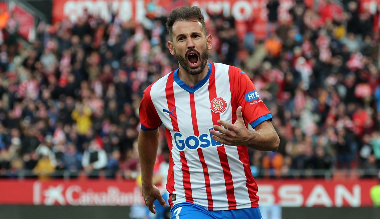 Cristhian Stuani adalah pemain senior sekaligus legenda Girona. Meski sudah berumur 37 tahun, namun penampilan pemain asal Uruguay itu terbilang masih gemilang dan mampu bermain baik dengan tempo yang tinggi. Kehadirannya di lapangan juga terbukti mampu memompa semangat para pemain muda untuk bermain apik. (AFP/Lluis Gene)