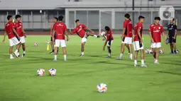 Saat menggelar sesi latihan di Stadion Madya, Kompleks Gelora Bung Karno, Senayan, Jakarta, Kamis (10/7/2025), Timnas Indonesia U-23 berkekuatan 25 pemain. (Liputan6.com/Helmi Fithriansyah)