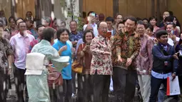 Saat melihat salju memenuhi halaman belakang rumah dubes jepang, Wagub DKI Jakarta Basuki Tjahaja Purnama terlihat senang. Dirinya terlihat takjub dan bermain dengan salju tersebut, Minggu (14/9/2014) (Liputan6.com/Miftahul Hayat)