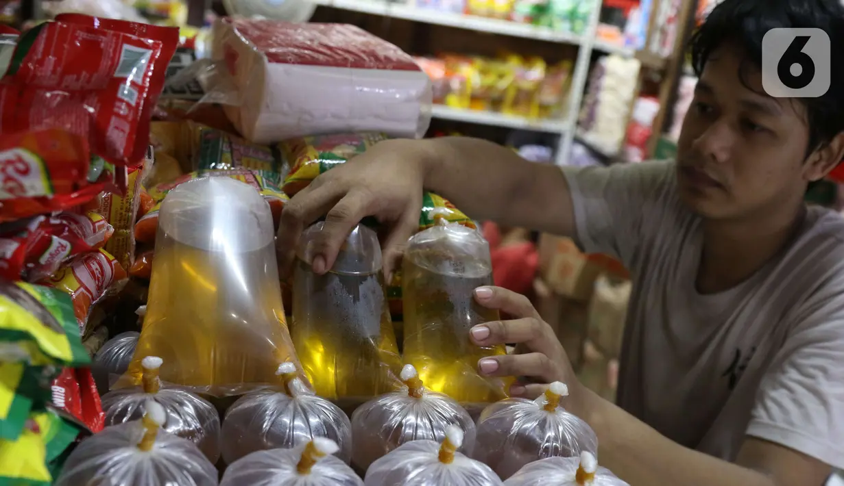 Pedagang tengah menata minyak curah yang dijual di pasar di Kota Tangerang, Banten, Kamis (25/11/2021). Hal ini dilakukan untuk mengantisipasi adanya lonjakan harga di komoditas minyak goreng. (Liputan6.com/Angga Yuniar)