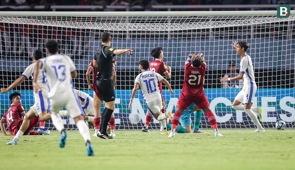 <p>Reaksi kecewa kapten Timnas Indonesia U-17, Iqbal Gwijangge (kedua kanan) setelah kebobolan lewat gol pemain Timnas Panama U-17, Oldemar Castillo pada laga kedua Grup A Piala Dunia U-17 2023 di Stadion Gelora Bung Tomo (GBT), Surabaya, Senin (13/11/2023). (Bola.com/Bagaskara Lazuardi)</p>