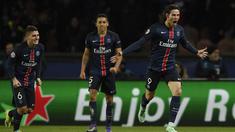 Pemain PSG, Edinson Cavani (kanan) merayakan golnya ke gawang Chelsea pada leg pertama babak 16 Liga Champions, di Parc des Princes, Paris, Rabu (17/2/2016) dini hari WIB.  (AFP / Franck Fife)
