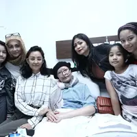 Bersama dengan teman-temannya dari satu rumah produksi, Linggasuri, Putri Patricia dan Firda Razak akan menggalang dana buat pengobatan Yana Zein. (Galih W. Satria/Bintang.com)