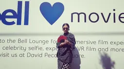 Aktris Ayu Laksmi berpose saat menghadiri pemutaran film di Toronto, Kanada. Perempuan asal Bali ini memulai kariernya sebagai penyanyi rock. (instagram/ayulaksmibali)